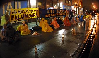 Cac hoc vien Phap Luan Cong dang bieu tinh on hoa