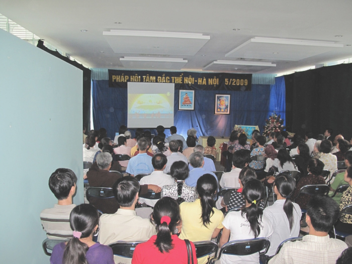 Các đệ tử Đại Pháp đang xem chương trình Nghệ Thuật Thần Vận Các đệ tử Đại Pháp đang xem chương trình Nghệ Thuật Thần Vận